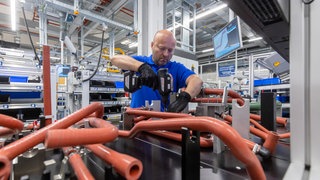 Im Bosch-Werk in Stuttgart-Feuerbach schraubt ein Mitarbeiter Schlauchschellen ein Brennstoffzelle (FCPM), die später in E-Lkw für den Antrieb sorgt.