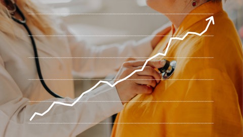 Hausarzt, der den Herzschlag eines Patienten abhört