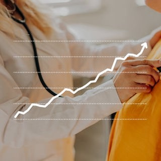 Hausarzt, der den Herzschlag eines Patienten abhört