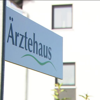 Ein Ärztehaus-Schild