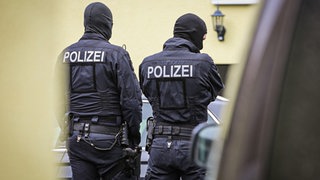 Polizisten sind bei einem Einsazt zu sehen. Terror-Ermittler gehen in drei Bundesländern gegen mehrere Beschuldigte wegen der Bildung einer mutmaßlich rechtsradikalen bewaffneten Gruppe vor.