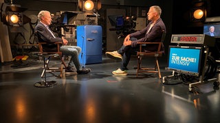 Der Unfallforscher Siegfried Brockmann (l) im Gespräch mit "Zur Sache! Intensiv"-Moderator Henning Otte