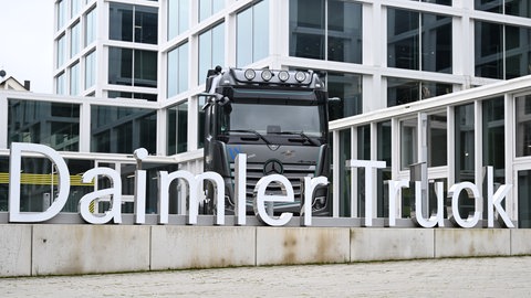 Der Schriftzug Daimler Truck ist an der Zentrale des Nutzfahrzeugherstellers angebracht.