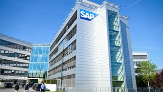 Ein Logo des Softwarekonzerns SAP ist am Hauptegbäude vor der Hauptversammlung des Softwarekonzerns SAP zu sehen.