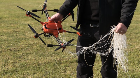 Die Bundeswehr präsentiert das Abfangen einer Drohne durch eine Abfangdrohne. (Symbolbild)