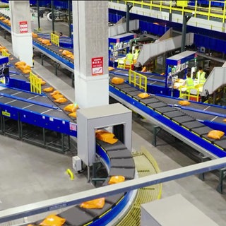 Eine Halle mit Paket-Laufbändern