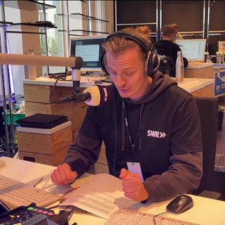 Mann im Pop-up Studio