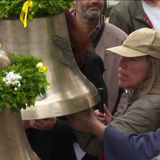 Menschen streichen Glocken