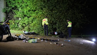 Ein Motorradfahrer kollidierte am Montagabend bei Kirchheim unter Teck mit einem Baum und wurde dabei schwer verletzt.