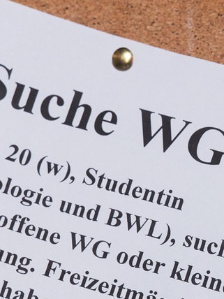 Ein Zettel mit der Aufschrift "Suche WG". Aufgrund des Wohnungsmangels sind viele Studierende auch noch zu Beginn des Wintersemesters auf der Suche nach einer WG oder Wohnung.