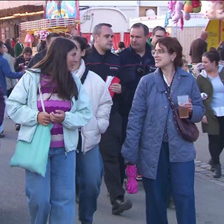 Polizeibeamte und Wasen-Besucherinnen