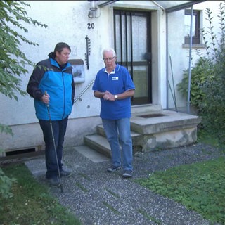 Zwei Männer in einem Garten