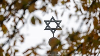 Ein Davidstern ist auf einem Turm einer Synagoge (Symbolbild). Jom Kippur ist der höchste jüdische Feiertag.