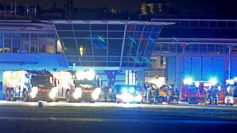 Wegen Wegen eines Kabelbrands in einem Betriebsgebäude am Flughafen Stuttgart ist der Flugbetrieb am Mittwochabend massiv eingeschränkt. Die Feuerwehr ist bis in die Nacht vor Ort im Einsatz.