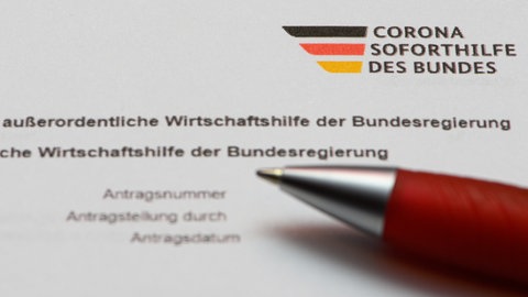 Ein Stift liegt auf einem Antrag auf Gewährung der Corona-Soforthilfe als außerordentliche Wirtschaftshilfe der Bundesregierung in der Corona-Krise. 