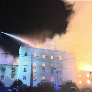 Löscharbeiten an der brennenden Rubin-Mühle