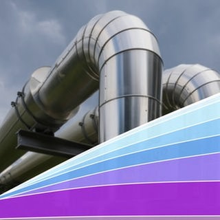 Eine Fernwärmeleitung quert hier oberirdisch Eisenbahngleise