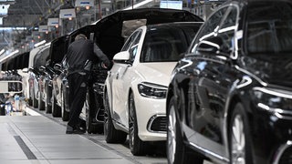 Mitarbeiter des Stuttgarter Autoherstellers Mercedes-Benz arbeiten in der Factory 56 im Merecdes-Benz Werk in Sindelfingen in der Fertigung am Band von Oberklasse- und Luxusfahrzeugen.