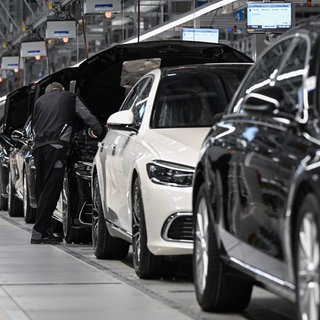 Mitarbeiter des Stuttgarter Autoherstellers Mercedes-Benz arbeiten in der Factory 56 im Merecdes-Benz Werk in Sindelfingen in der Fertigung am Band von Oberklasse- und Luxusfahrzeugen.