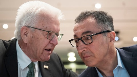 Archivbild | Der designierte Spitzenkandidat der Grünen in Baden-Württemberg, Cem Özdemir (r) und Winfried Kretschmann (Bündnis 90Die Grünen), unterhalten sich vor Beginn des Landesparteitags der Grünen in Baden-Württemberg.