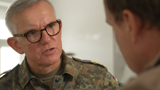 Kapitän zur See Michael Giss, Kommandeur des Landeskommando Baden-Württemberg der Bundeswehr, warnt vor Drohnen und drängt auf schnelle Gesetze.