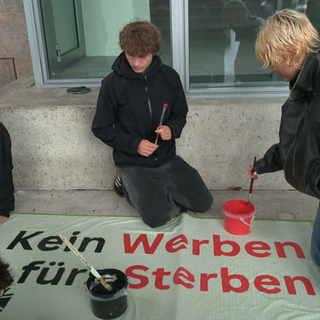 "Kein Werben für Sterben." Eine Gruppe Freiburger Schüler protestiert gegen die potenzielle Einführung der Wehrpflicht.