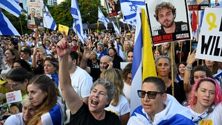 Menschen feiern in Tel Aviv die Freilassung der letzten israelischen Geiseln aus dem Gazastreifen.