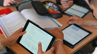 KI an Schulen: Schüler arbeiten in einer Unterrichtsstunde mit Tablets.