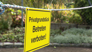 Ein Schild vor einem Grundstück in Bollschweil