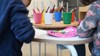 Kinder in einer Kita: Angesichts der Finanznot der Kommunen bringt der Gemeindetag BW Kürzungen in diesem Bereich ins Spiel.