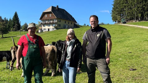 Von links nach rechts: Landwirt Christian Fehrenbach, Projektkoordinatorin Rebecca Müller und Projektberater Simon Zimmermann. Im Rahmend des Projekts "Herdenschutz Südschwarzwald" vom Land Baden-Württemberg wird die kommenden vier Jahre getestet, wie Weidetiere bestmöglich vor dem Wolf geschützt werden können.