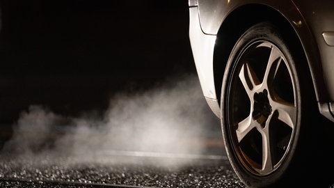 Abgase kommen aus dem Auspuff eines Autos: Die Landesregierung in BW streitet wegen des Verbrenner-Aus