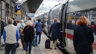 Reisende steigen im Bahnhof in einen Zug ein. Durch den Fahrplanwechsel gibt es neue ICE-Verbindungen ab Stuttgart und Mannheim.