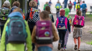 Schulkinder gehen in die Schule. Der ACE hat die Sicherheit auf dem Schulweg von Grundschulkindern untersucht. 