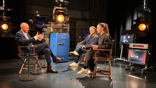 BW-Finanzminister Bayaz im Gespräch bei "Zur Sache! intensiv". Das Sondervermögen des Bundes umfasst fast eine Billion Euro. Doch wer zahlt die Schulden zurück? Bayaz schlägt drei-Punkte-Plan mit späterer Rente, Pflicht-Dienstjahr und Sicherheits-Soli vor.