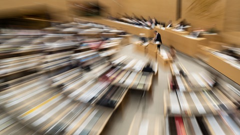 Abgeordnete sitzen während einer Landtagssitzung im Plenarsaal des Landtags von Baden-Württemberg (Aufnahme mit Zoomeffekt)