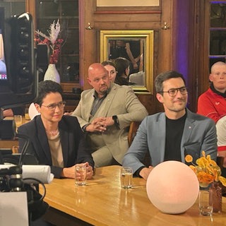 BW-Migrationsministerin Marion Gentges (CDU) und Freiburgs Oberbürgermeister Martin Horn (parteilos) in der SWR-Sendung "Zur Sache vor Ort".