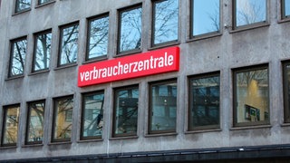 Schild "Verbraucherzentrale" am Gebäude der Verbraucherzentrale Baden-Württemberg in Stuttgart