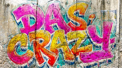 Ein buntes Graffiti auf einer Mauer. "Das crazy" ist das Jugendwort des Jahres 2025.