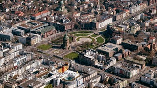Luftbild, 2020 aufgenommen aus einem Flugzeug, von der Innenstadt von Mannheim mit dem Wasserturm. 