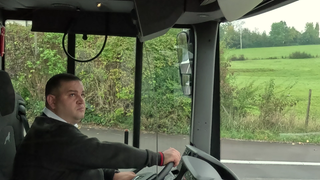 Der Busfahrer Yaser Aldebsh am Steuer