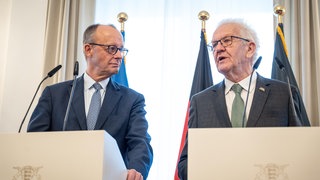 Abschlusspressekonferenz mit Bundeskanzler und Ministerpräsidenten: Bundeskanzler Friedrich Merz von der CDU (links) mit BW-Ministerpräsident Winfried Kretschmann von den Grünen.