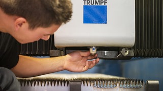 Ein Mitarbeiter baut an einem Laser der Firma Trumpf.