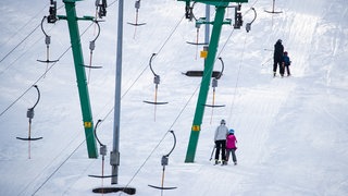 (Archiv) Skifahrer genießen in der Wintersport-Arena Holzelfingen einen schönen Wintertag. Die Skigebiete in Baden-Württemberg bereiten sich auf die Saison 20252026 vor.
