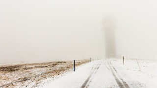 Schnee liegt auf dem Feldberg, der Feldbergturm ist schemenhaft durch den Nebel hindurch zu erkennen. Auf dem Feldberg gab es in der Nacht von Donnerstag und Freitag den ersten Schnee in diesem Jahr.