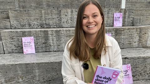 Mikrofeminismus: Lea Mangold zeigt ihr Buch 