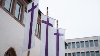 Fahnen der evangelischen Landeskirche Württemberg vor einer Tagungsstätte (Archivbild)