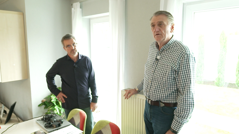 Der Heizungsinstallateur Klaus Staudt (rechts) wünscht sich von der Politik ein klares Bekenntnis zur Wärmewende.