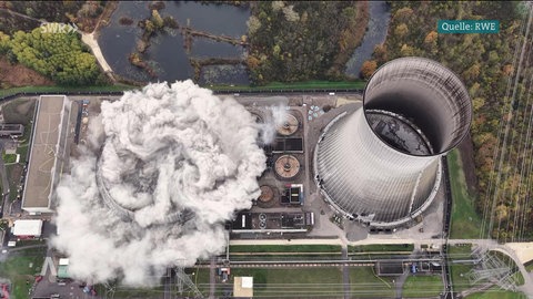 Der Turm eines Atomkraftwerks wird gesprengt