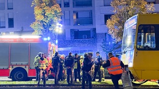 In Stuttgart wurde ein Fußgänger von einer Stadtbahn erfasst und tödlich verletzt.